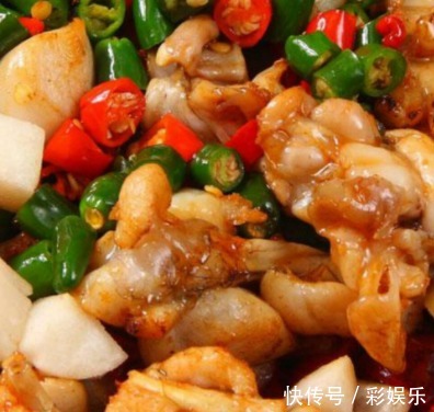 一日被家长带去宴席，席上一菜，唤作干锅酱滋味牛蛙，嫩滑又入味