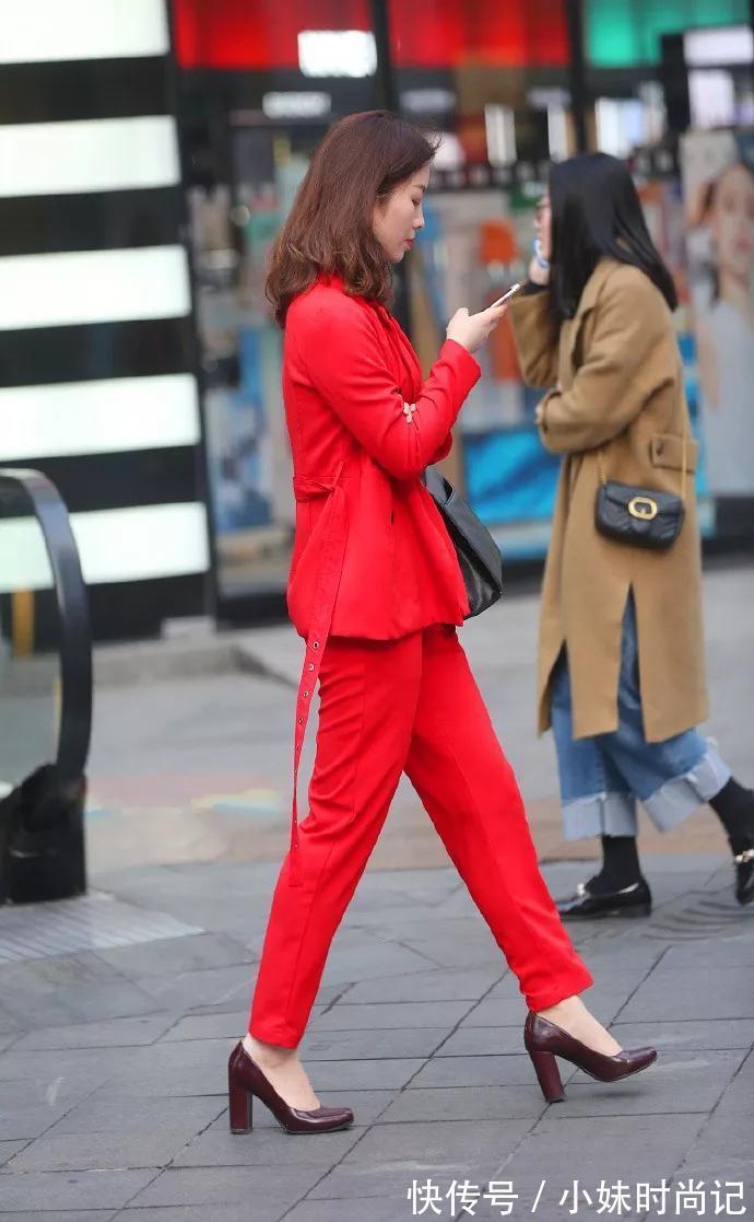 小姐姐|美女脚上穿着一双粉色亮片尖头的高跟鞋,气质又时尚,优雅又魅力