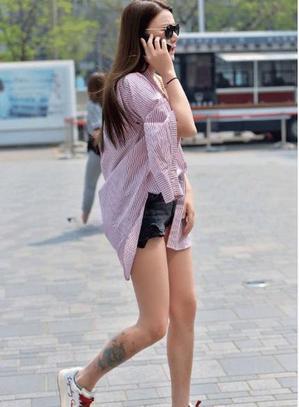 时尚|美女街拍:单肩粉红条纹T恤搭配白色运动鞋,宽松舒适,简约大方