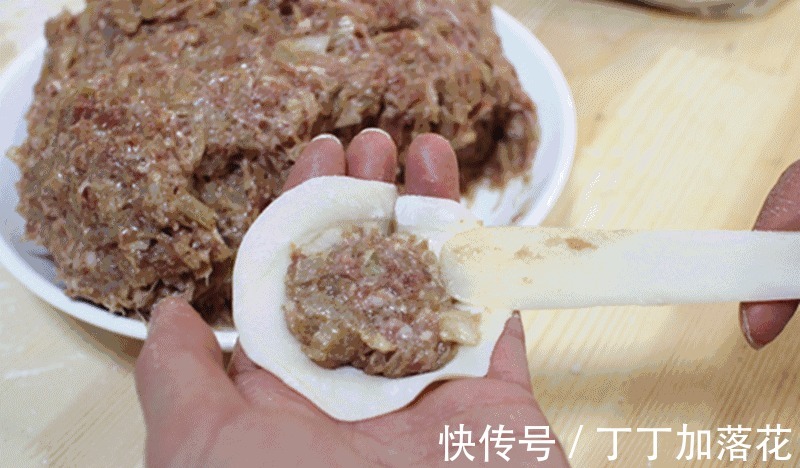 煮饺子，不要开锅就直接丢进去，牢记3点，饺子不破皮不粘还好吃！
