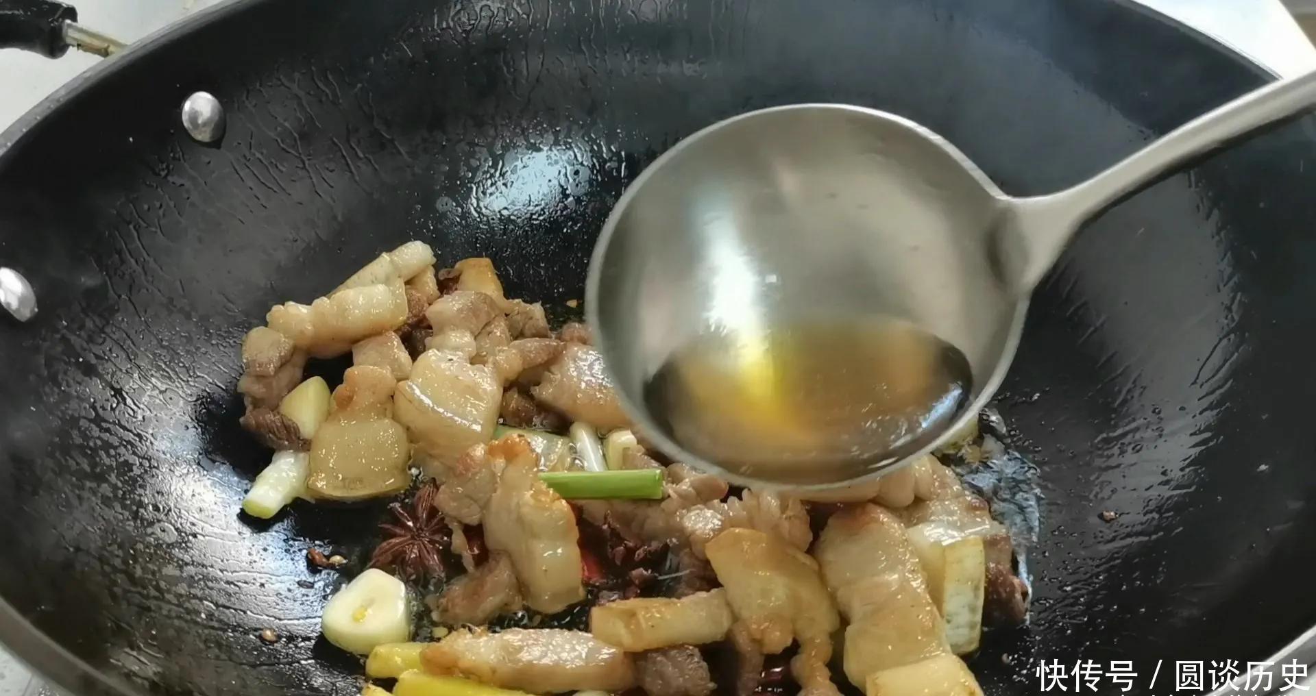 天冷就爱吃一锅猪肉白菜炖粉条,有荤有素,营养美味,特别下饭