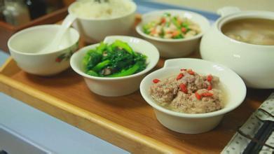 新娘 婚礼上一婆婆火了,靠颜值抢尽风头,新娘吐槽:到底谁的婚礼?