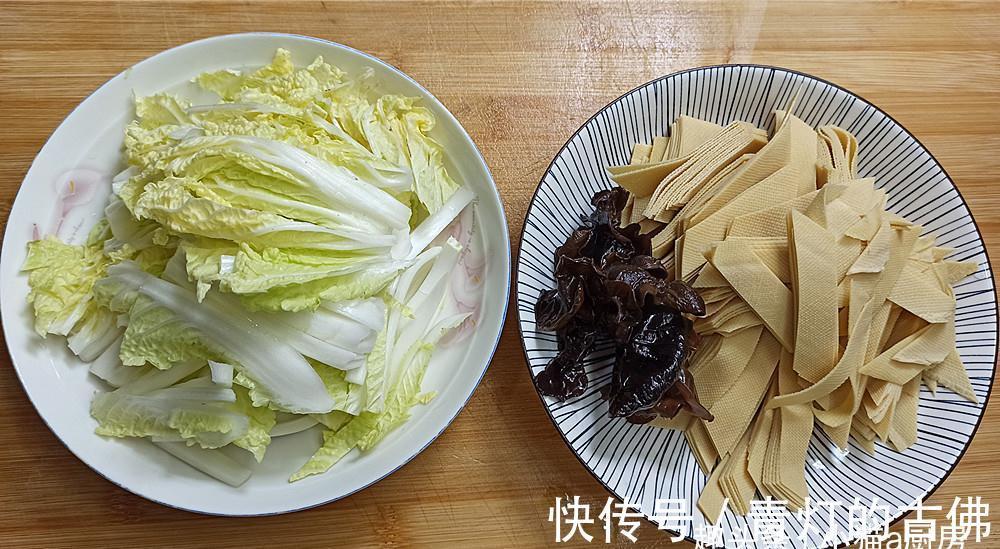白菜和干豆腐热乎乎地的炖一锅,吃完浑身暖和,上桌连汤汁都不剩