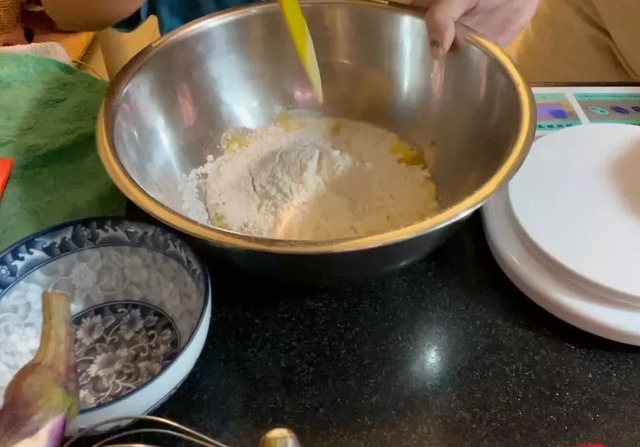 一次成功大叔教你蜂蜜戚风蛋糕,松软可口,材料简单,注意细节