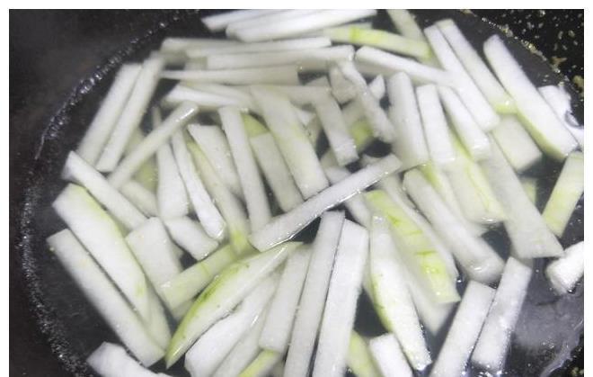 豆干|冬瓜这样做太好吃了，加入2样配菜，冬瓜清淡透明有营养，真香