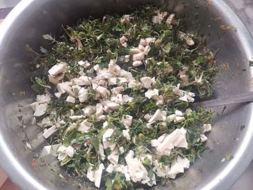 春天这菜是个宝，用它蒸包子鲜香美味，比肉馅的好吃，出锅连吃3个真过瘾