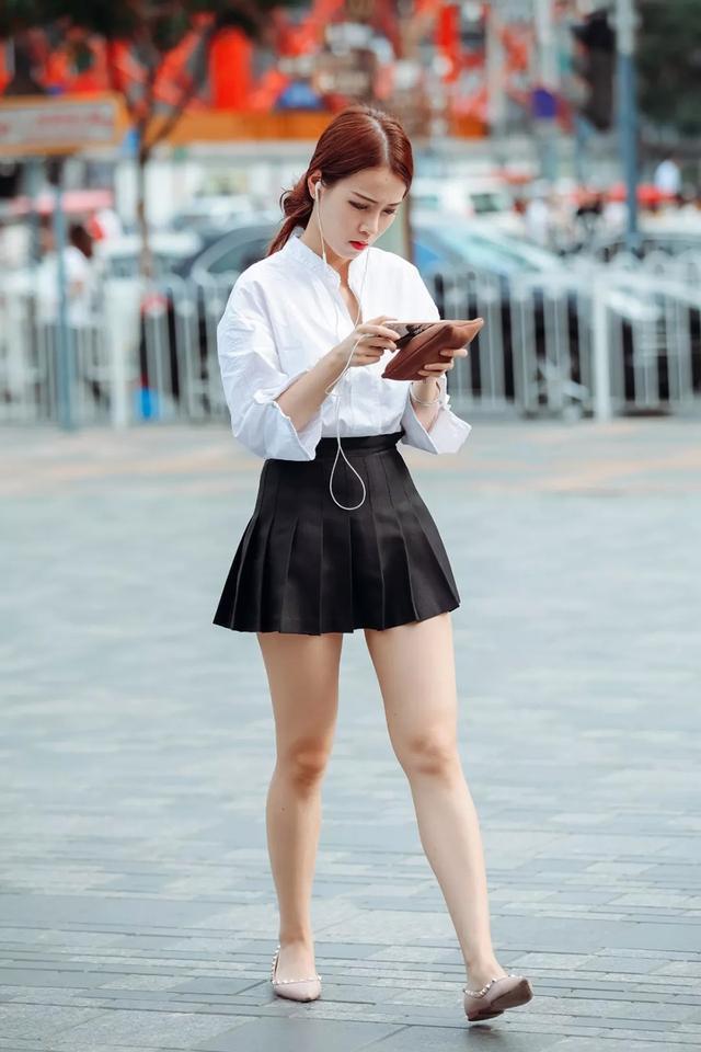 穿着|街拍小姐姐身穿黑色的吊带长裙,这样的穿着美不胜收