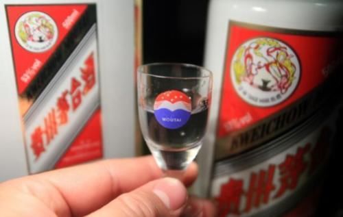 员工|茅台酒瓶口珠子是玻璃还是水晶?茅台内部员工这样透漏,这两颗珠子有啥用呢