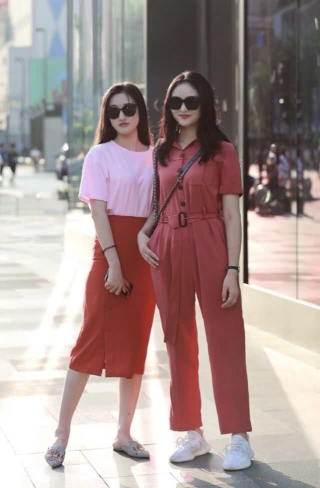 青春风的装扮靓丽时髦，美观舒适优雅，也显街头的气质感