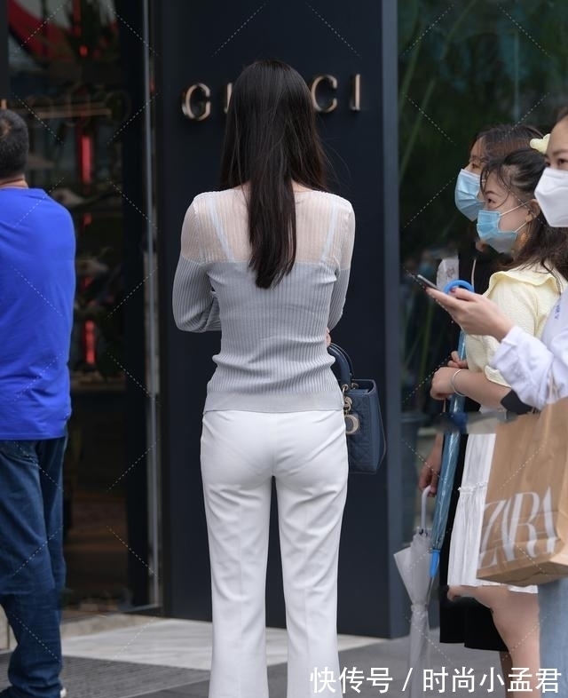 小姐姐 网纱拼接针织衫,搭配纯白喇叭裤,精致干练时尚霸气