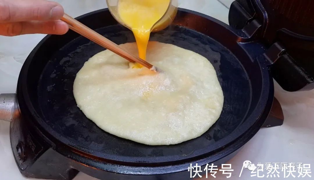 以后鸡蛋饼就这么做，教你简单做法，个个鼓大泡，一次成功不失败