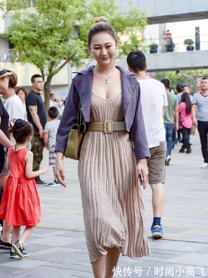 腰带 不服老的小阿姨,用腰带来“束腰”,为显年轻是真的“拼了”