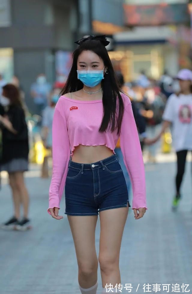 牛仔短裤 初秋,粉色短款长袖衫,搭配蓝牛仔短裤既清凉又时尚,清新又减龄!