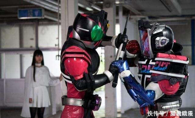 前辈|假面骑士:十年一挂比,帝骑时王获取前辈力量的方式,你更喜欢谁