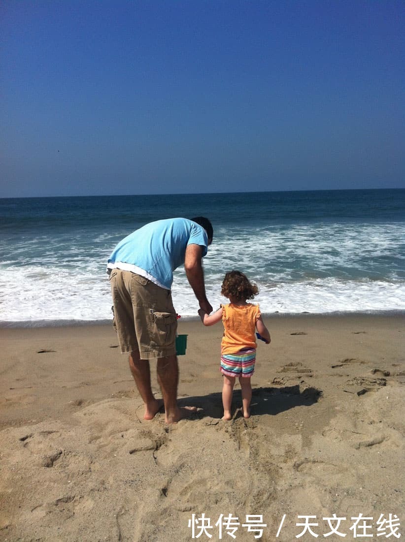 如果地球上所有人都同时坐在海洋里,海平面会上升多少?