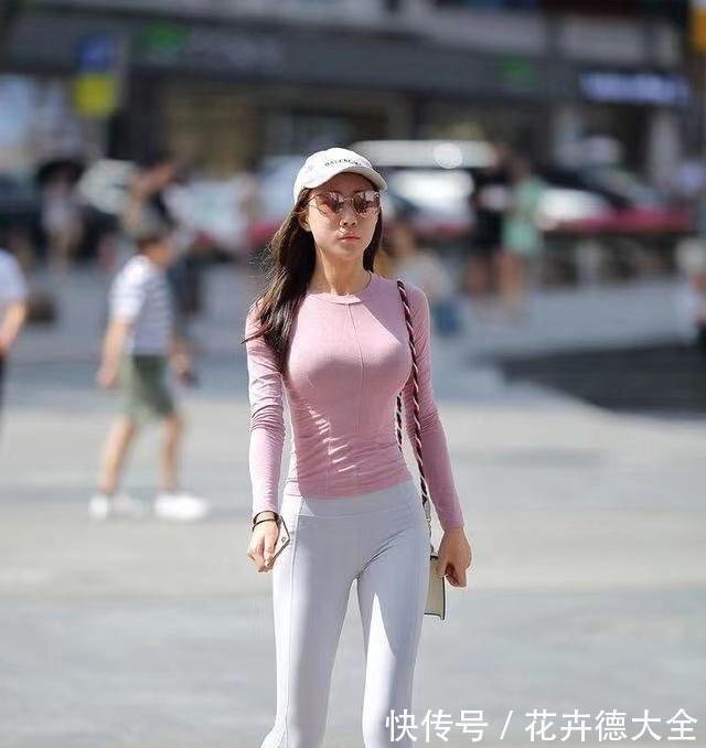 高跟鞋 美女脚上一双绿色的铆钉的设计的尖头高跟鞋，显得十分精致与时尚