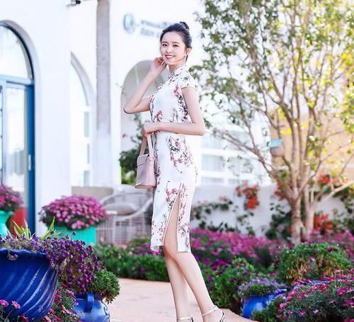 美女|现代旗袍风格依旧,但表面光影已经被美女融合