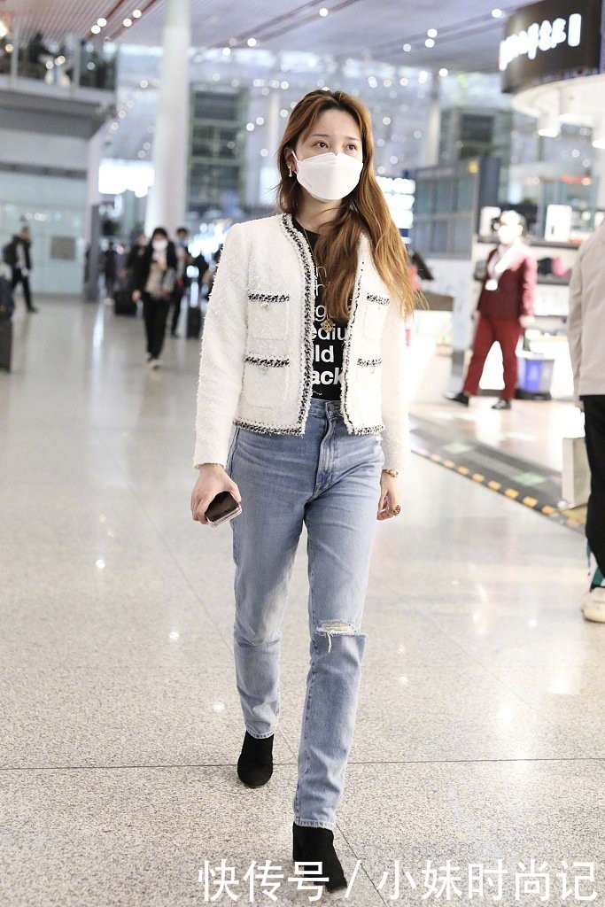 徐璐真会玩,穿小香风外套优雅高级,却大胆戴“绿帽子”,太时髦