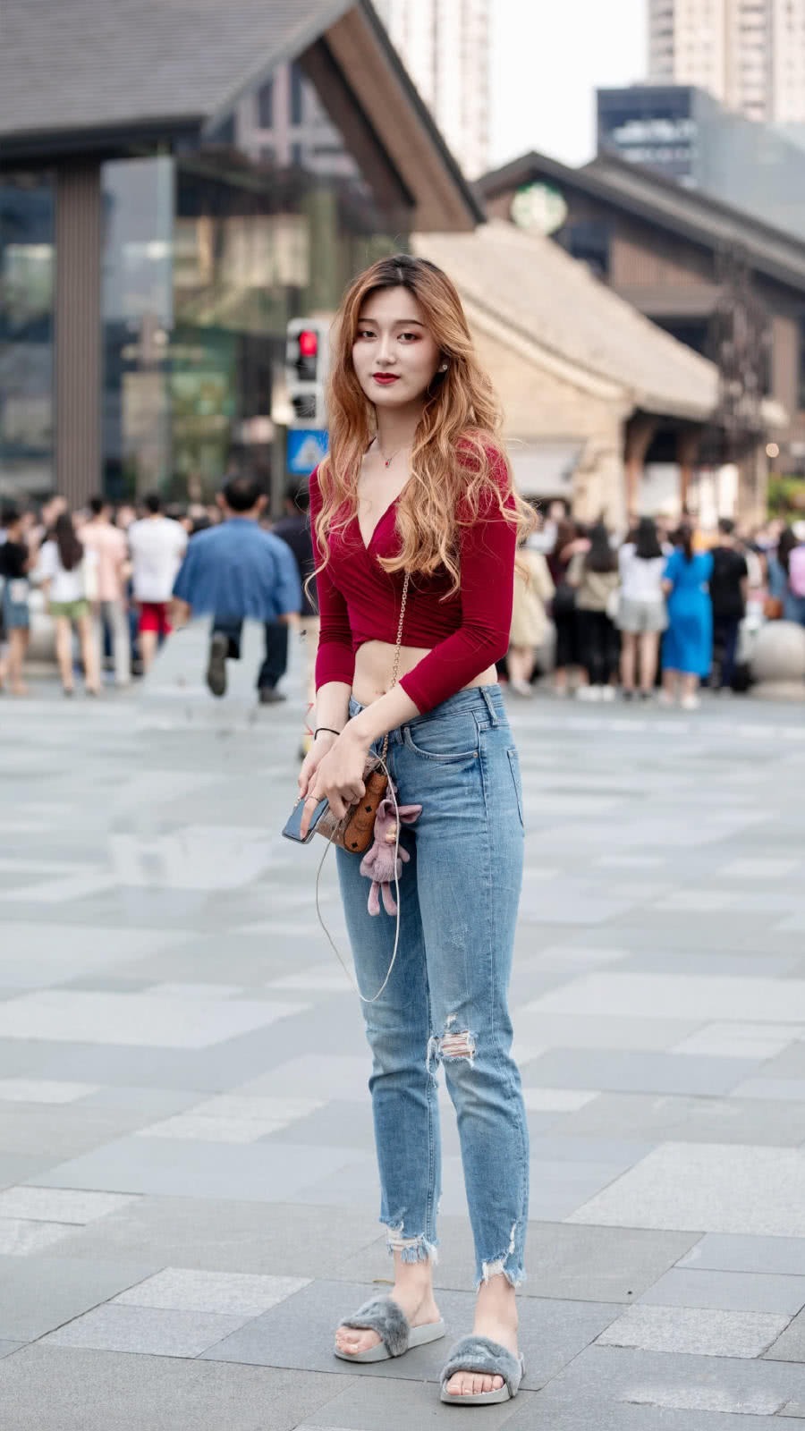 街拍:清新时尚的气质小姐姐,身穿靓装,时髦又减龄