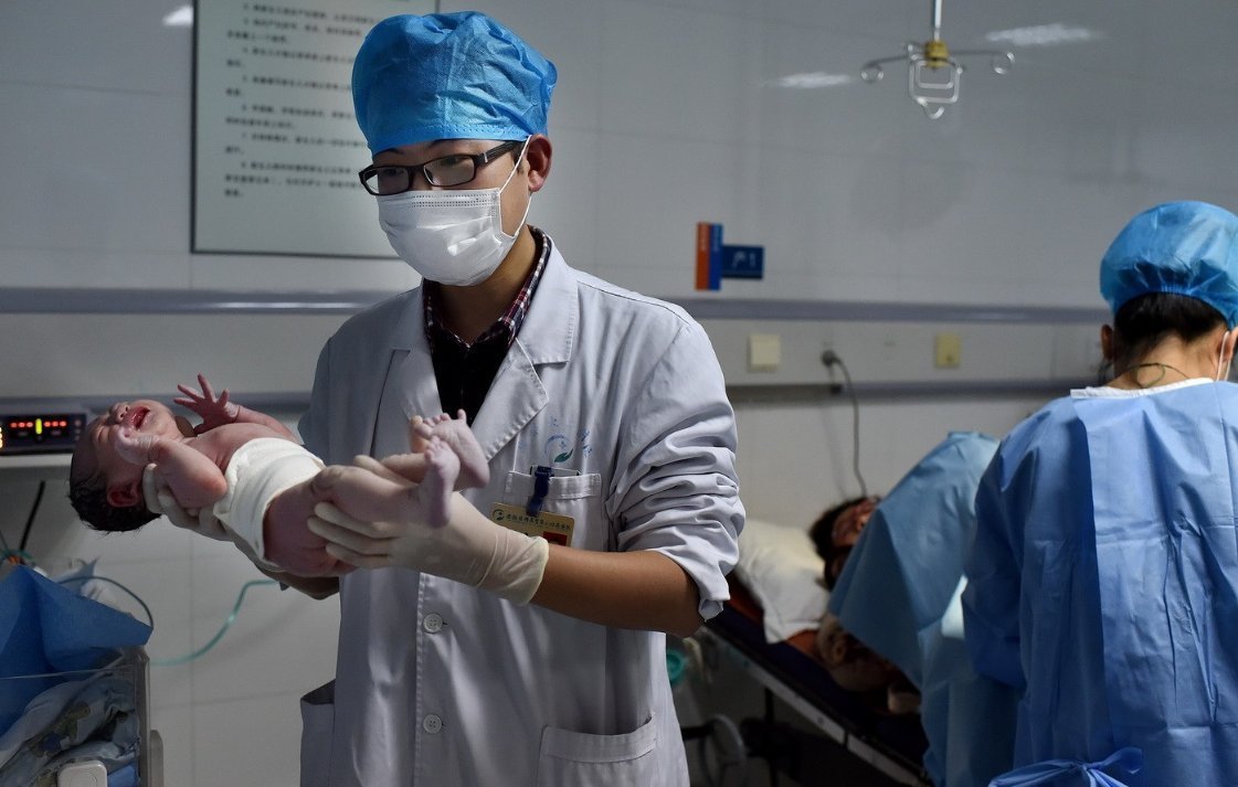 姿势|宝爸第一次抱娃，奇怪的姿势又增加了，奶奶：抱个炸弹也不过如此