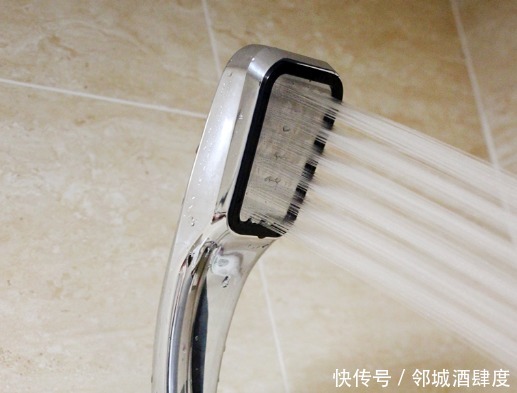 地漏|九成人洗衣机管直接插地漏,太笨了!瞅瞅聪明人怎么做,真是高级!