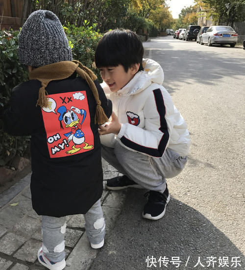 二胎家庭|小男孩路上“遛妹妹”,逢人就炫耀自己有妹妹,爸妈哭笑不得