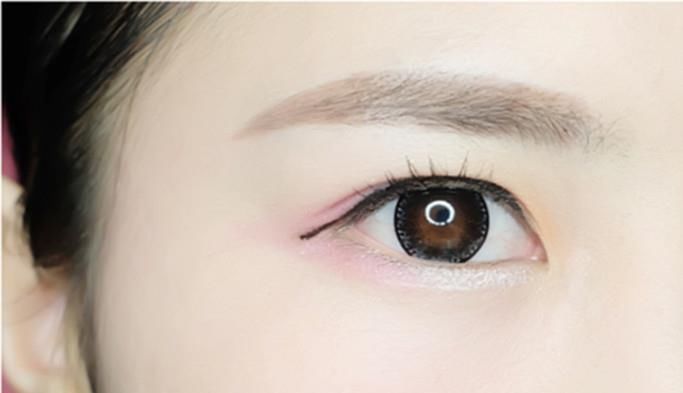 粉粉嫩嫩的桃花妆这样画，洋溢着暖春的气息，温柔又带点小妩媚