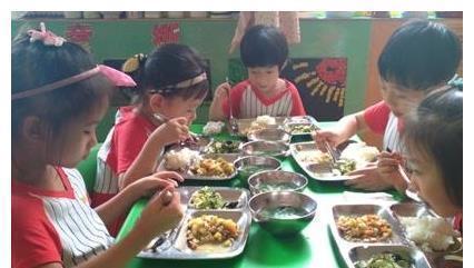 小雨|积食好像“牛皮糖”甩不掉?专业宝妈:远离3种“饭”,多喝1水