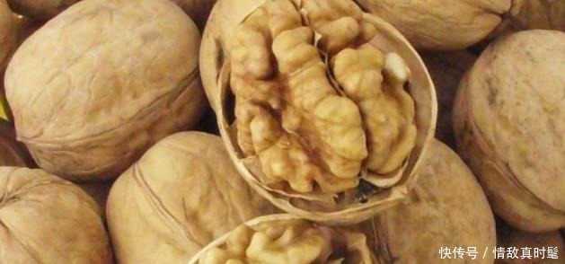 原来核桃上有个“小机关”,找到之后,轻轻一拧就剥开,太厉害了!