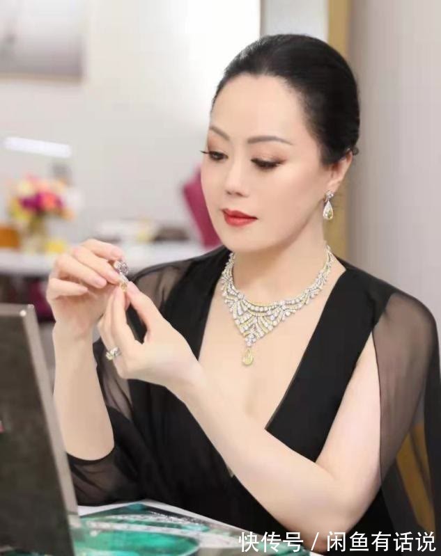 单品|章小蕙真壕,戴的项链钻石一颗比一颗大,配黑色礼服贵妇范十足
