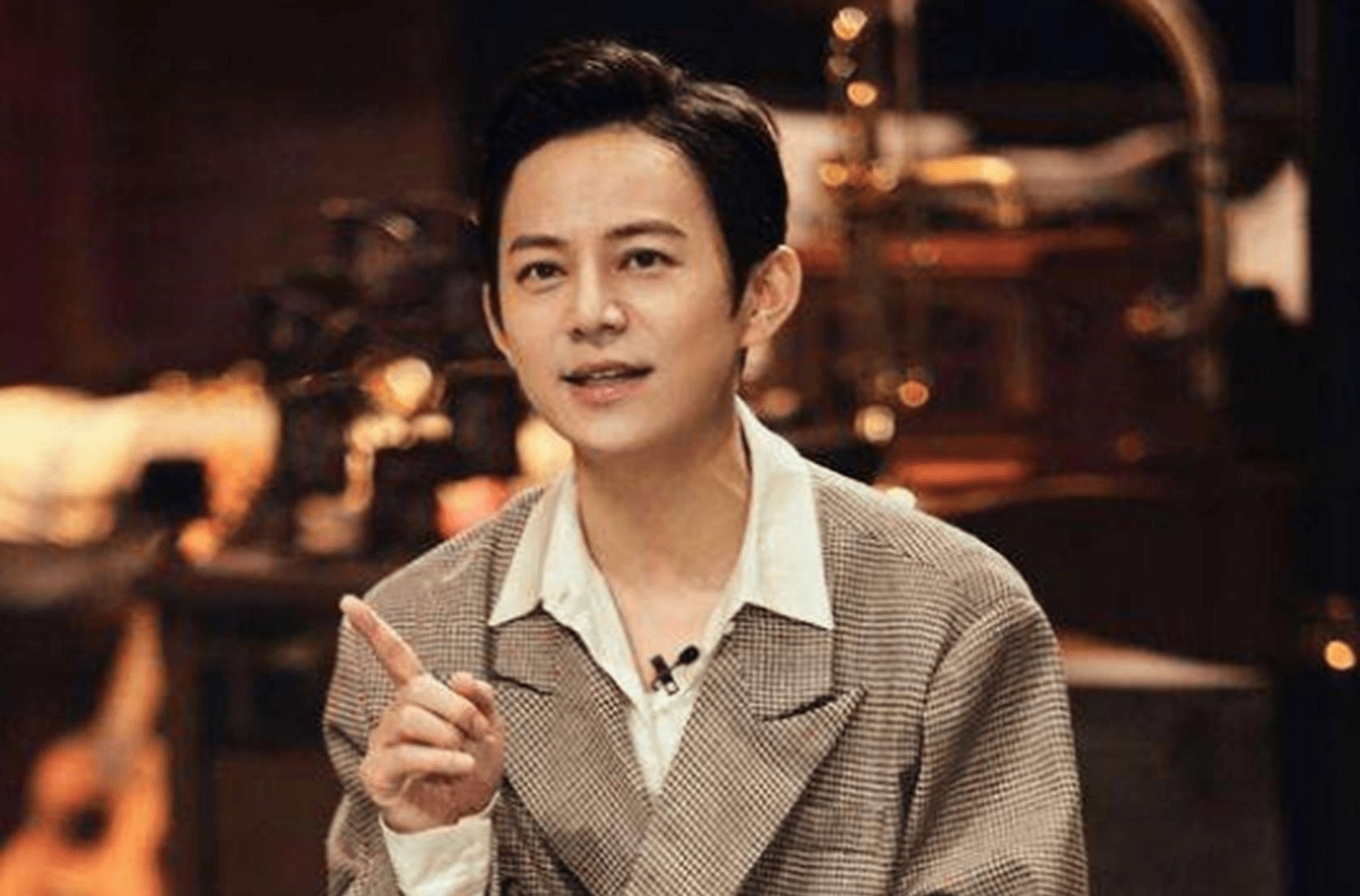 他故意将黄家驹念成“黄家狗”,自以为很幽默,却断送了自己前程