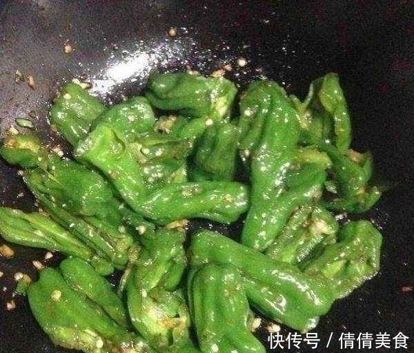 下饭|一道简单的家常菜,却不比饭店里的山珍海味逊色,还特别下饭