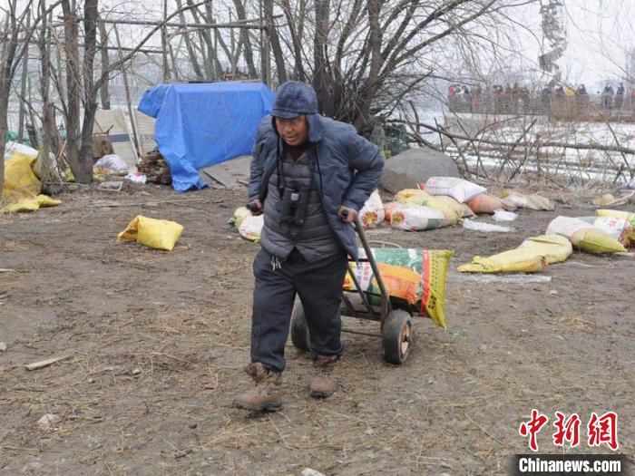 吉林“鸟叔”春节护鸟不停歇：见证“生态过年”走俏