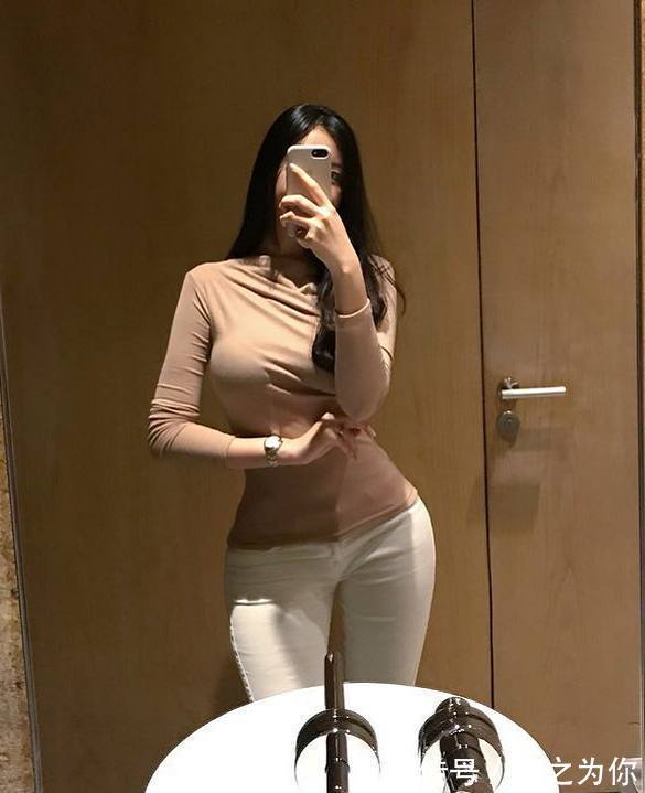 曼妙 身材微胖的打底裤美女,曼妙的曲线非常迷人,显得很有女人味