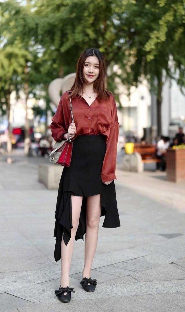 黑色|街拍性感多姿的小姐姐,简约而不简单,靓丽又迷人