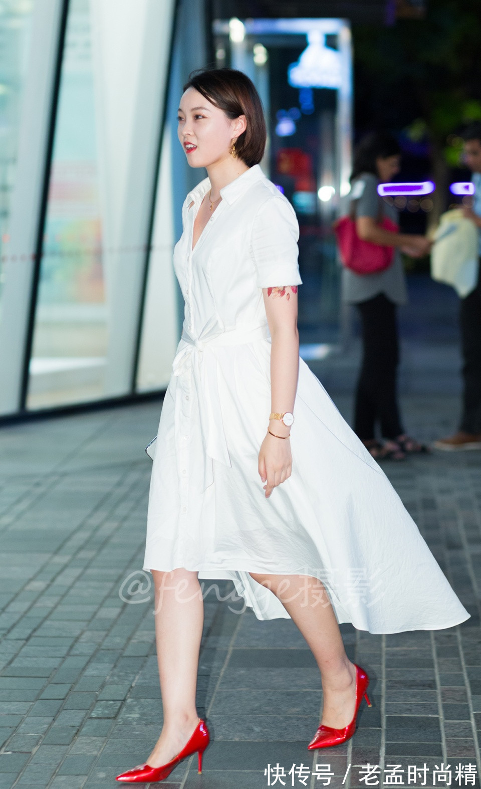 红鞋|街拍: 夜风拂过, 带起了红鞋白裙美女的裙摆, 有种飘飘欲仙的感觉