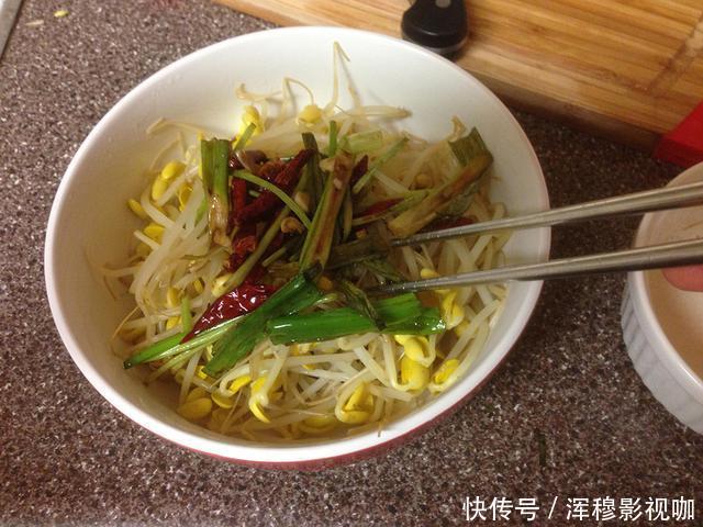 豆芽不用花钱买,用一个塑料袋就够了,一茬接一茬,安全靠谱