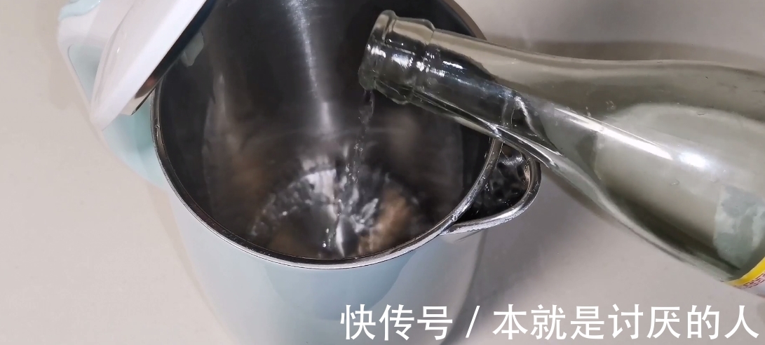 水壶水垢难去除？教你一招，水垢自动往下掉，不用动手刷