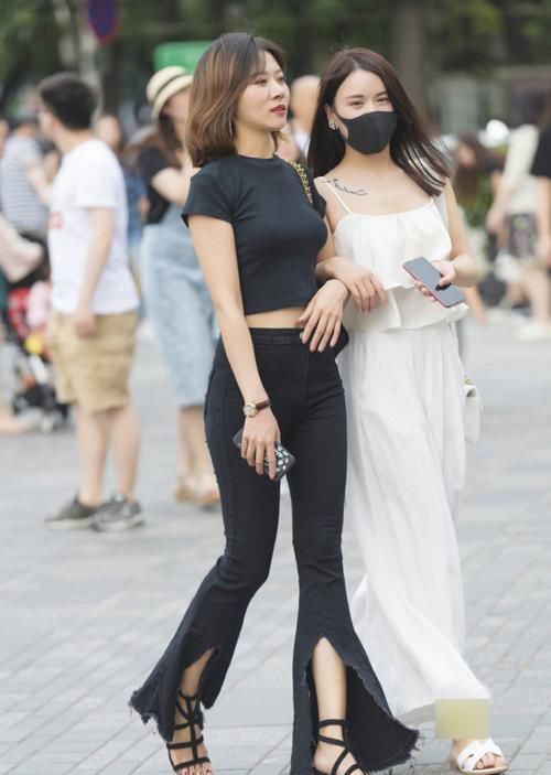 街拍，小姐姐配上一袭披散的微卷短发，非常好看