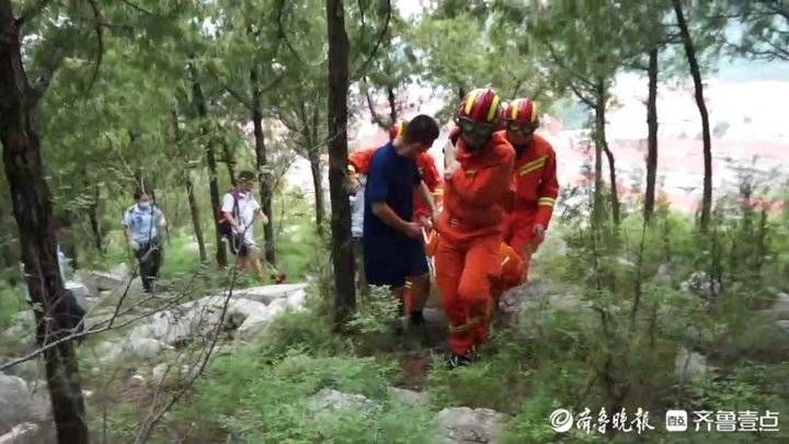 消防员|济南一女子爬山不慎摔伤被困，消防员担架救援帮其安全下山