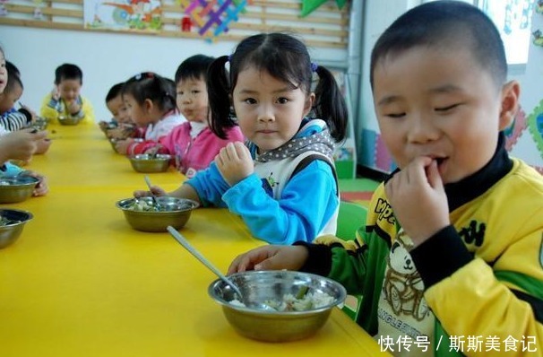 幼儿园能吃2大碗，回家就到处追着喂饭，宝妈突袭幼儿园后明白了