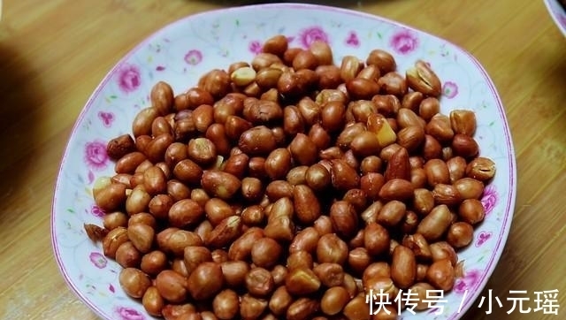 红烧鸡块|回农村老家过年，弟媳妇亲自下厨做了二十多道菜，真是太能干了！