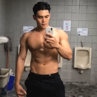 慕不慕|185cm肌肉教练“浴室照”爆火,倒三角身材公狗腰也太撩了吧……