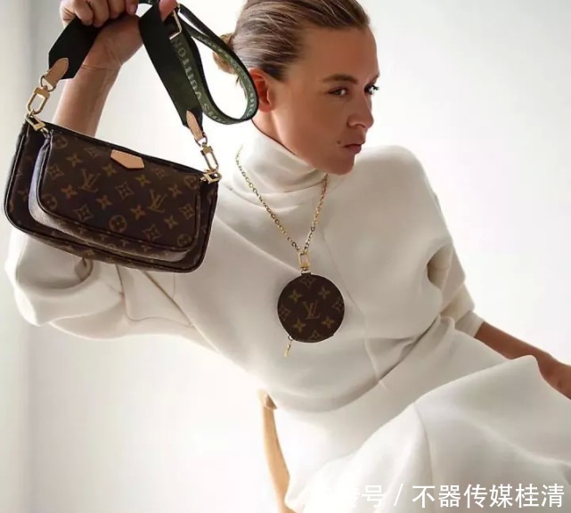 b背上这些腋下包，你就是行走的“酷GIRL”