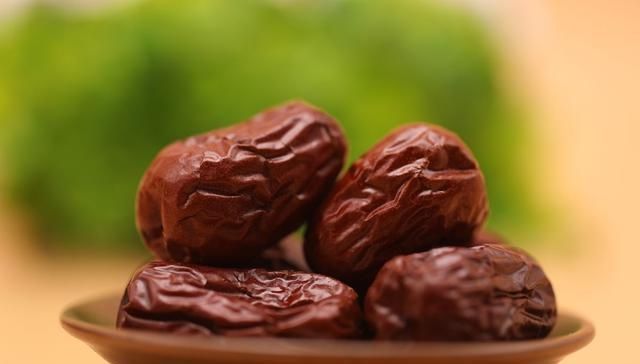 身体|枸杞和它“天生一对”,泡水喝,给肝肾“冲个澡”,气色也变好了