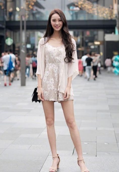 街拍:丰腴轻熟女穿衬衣搭皮裙,勾勒凹凸有致完美曲线