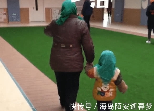 宝宝|奇闻：“保暖奶奶”走红，看到旁边宝宝后，网友：是老人带大的
