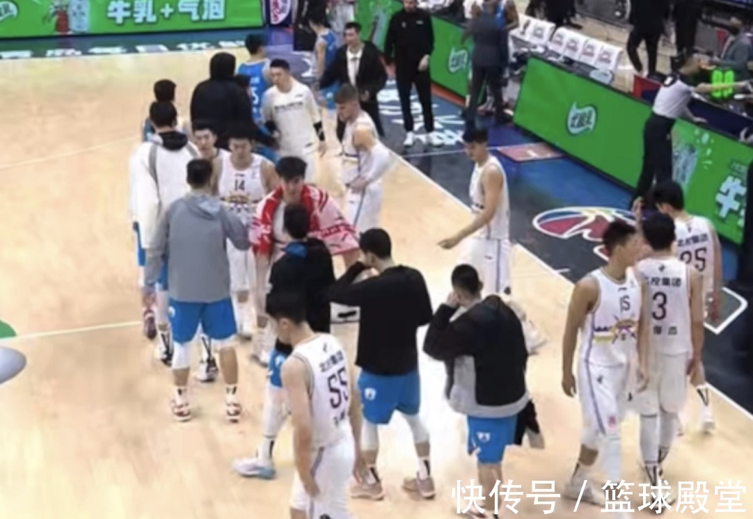 兰兹|北控惨败青岛!吴庆龙+威尔斯抱老马,肘子无奈,兰兹转头离场