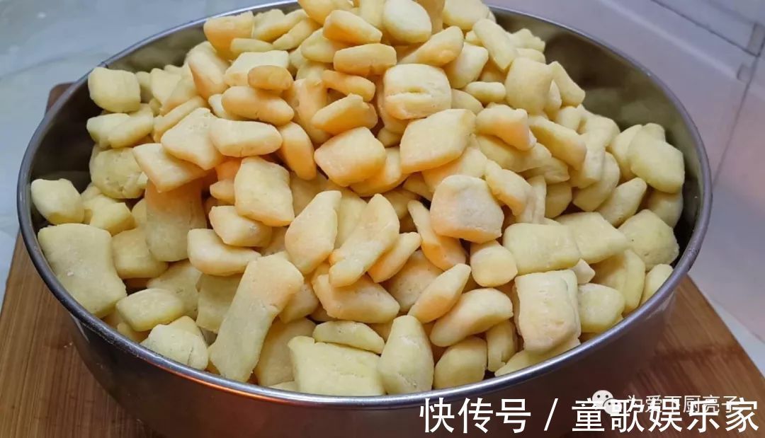 5个鸡蛋,1斤面粉,锅里一炒,做出创意小零食,比蛋糕好吃十倍