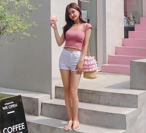 魅力|美女穿搭:牛仔裤美女,魅力提升,不乏妩媚感
